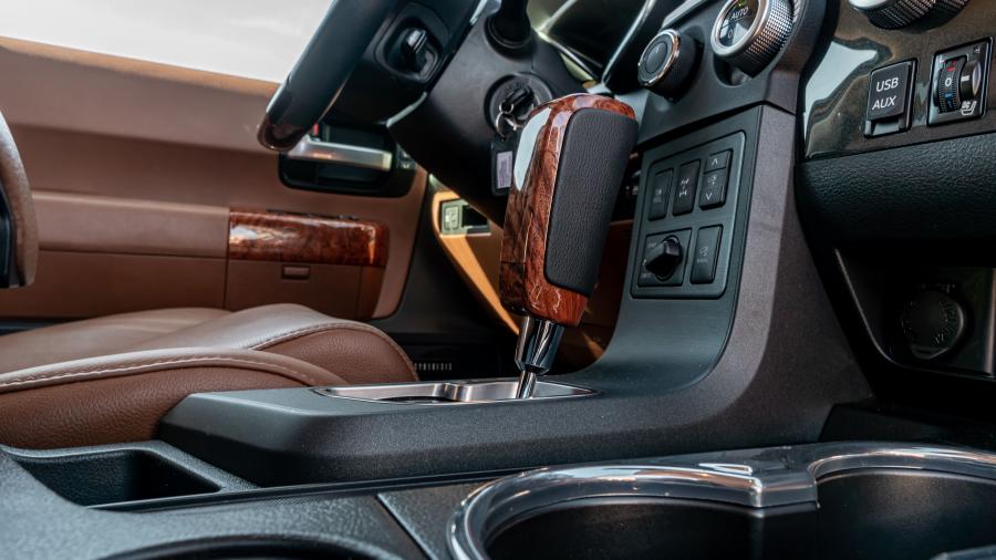 Детали интерьера Toyota Sequoia Platinum 2017 года  (фото 25 из 30)